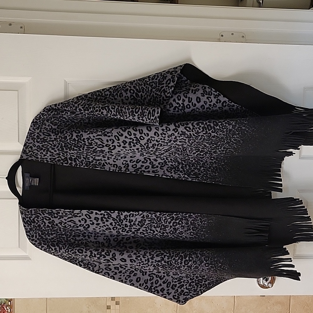 Reversible black and gray wrap